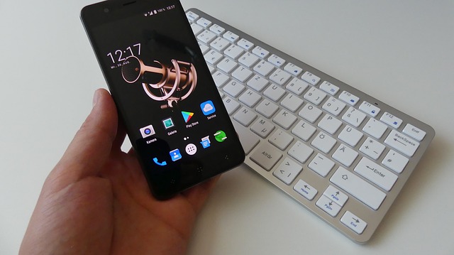 chytrý telefon a klávesnice